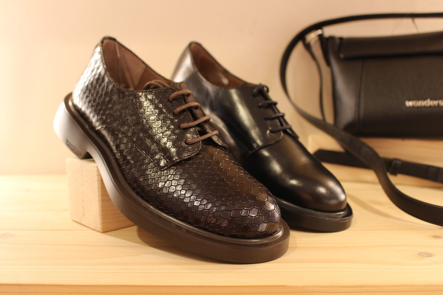 Derby WONDERS en cuir lisse de couleur noir ou aspect croco de couleur chocolat. Serrage lacets coton ton sur ton. Chaussures doublées cuir et semelle interne amovible. 