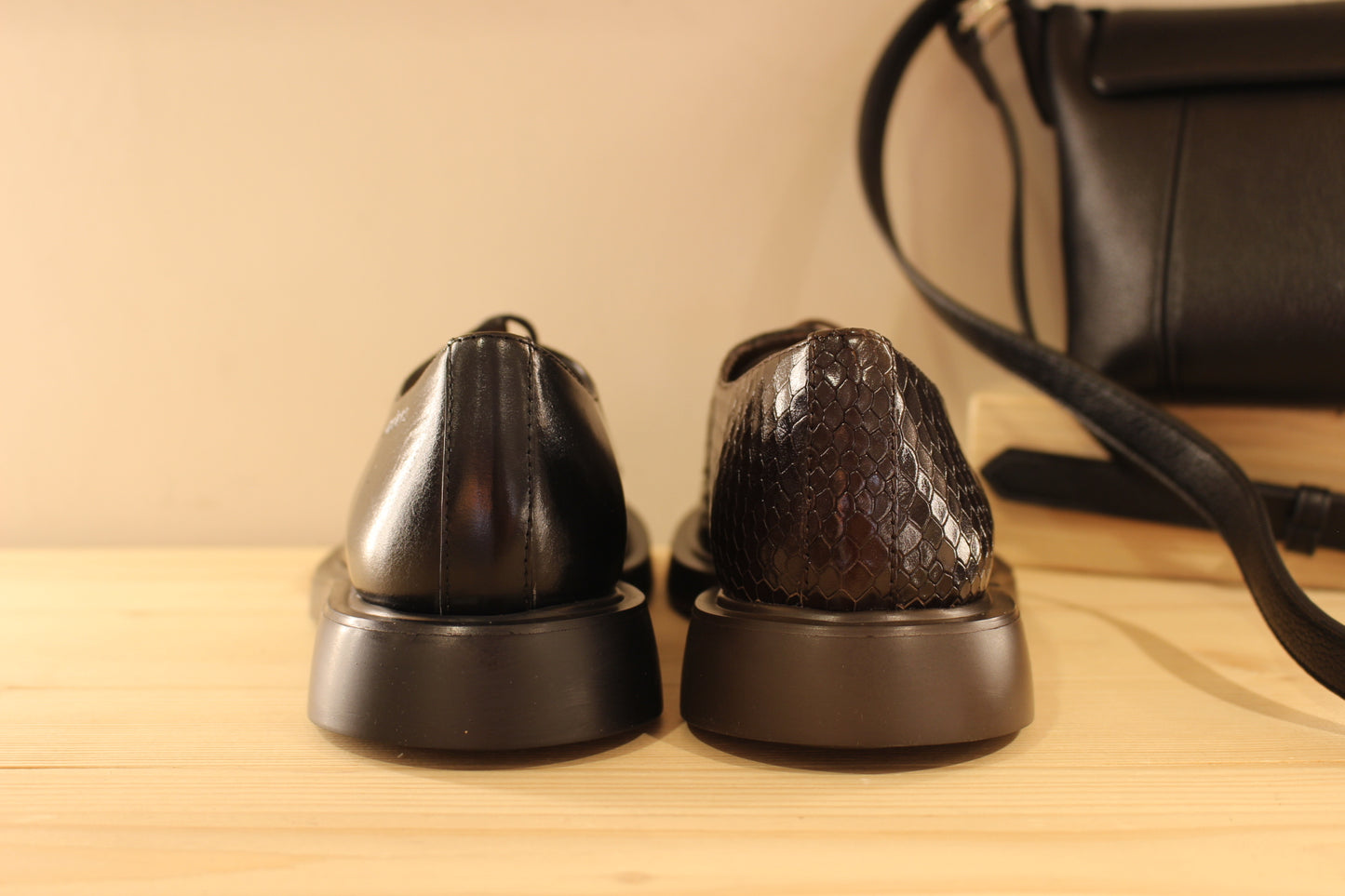 Derby WONDERS en cuir lisse de couleur noir ou aspect croco de couleur chocolat. Serrage lacets coton ton sur ton. Chaussures doublées cuir et semelle interne amovible. 