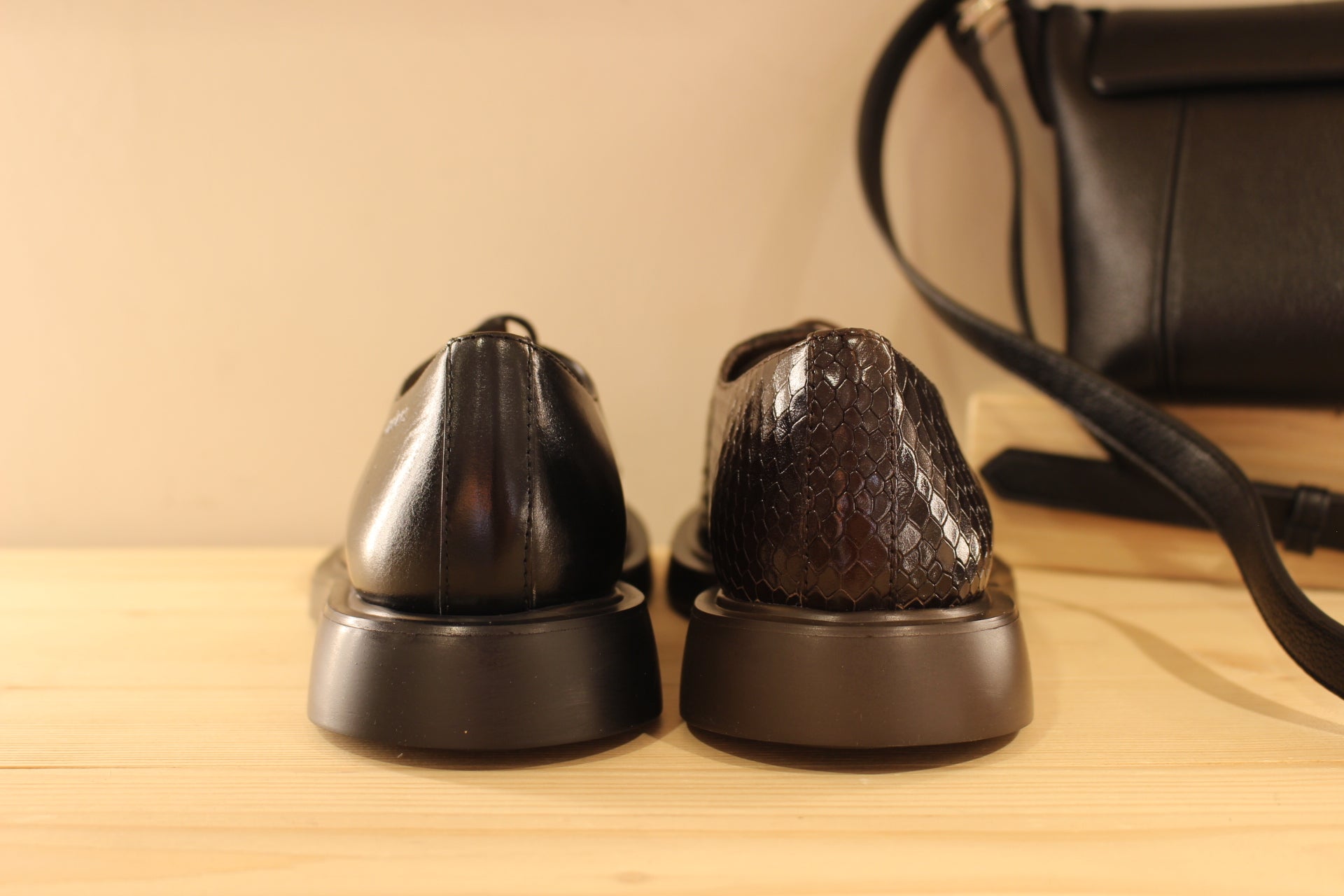 Derby WONDERS en cuir lisse de couleur noir ou aspect croco de couleur chocolat. Serrage lacets coton ton sur ton. Chaussures doublées cuir et semelle interne amovible. 