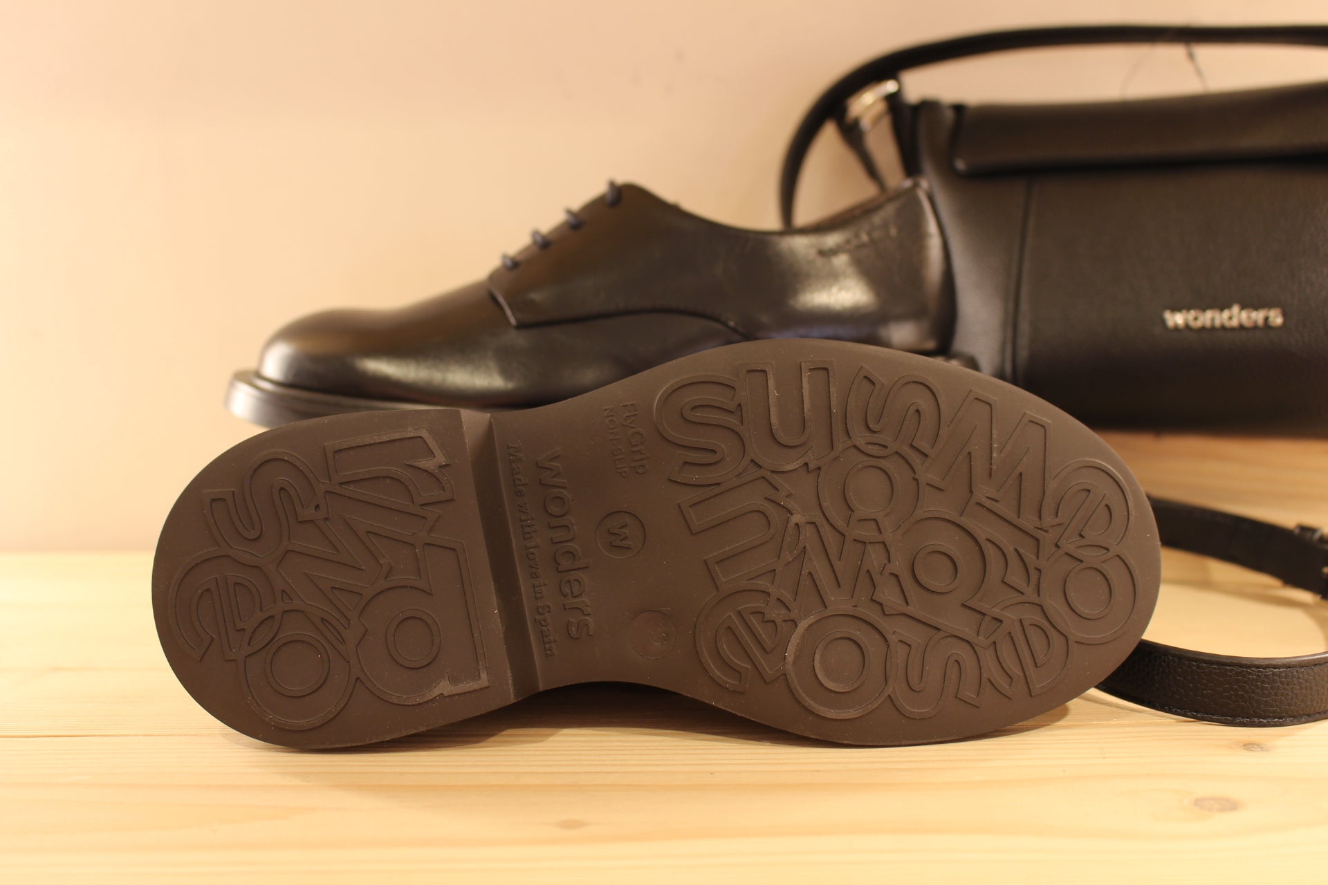 Derby WONDERS en cuir lisse de couleur noir ou aspect croco de couleur chocolat. Serrage lacets coton ton sur ton. Chaussures doublées cuir et semelle interne amovible. 