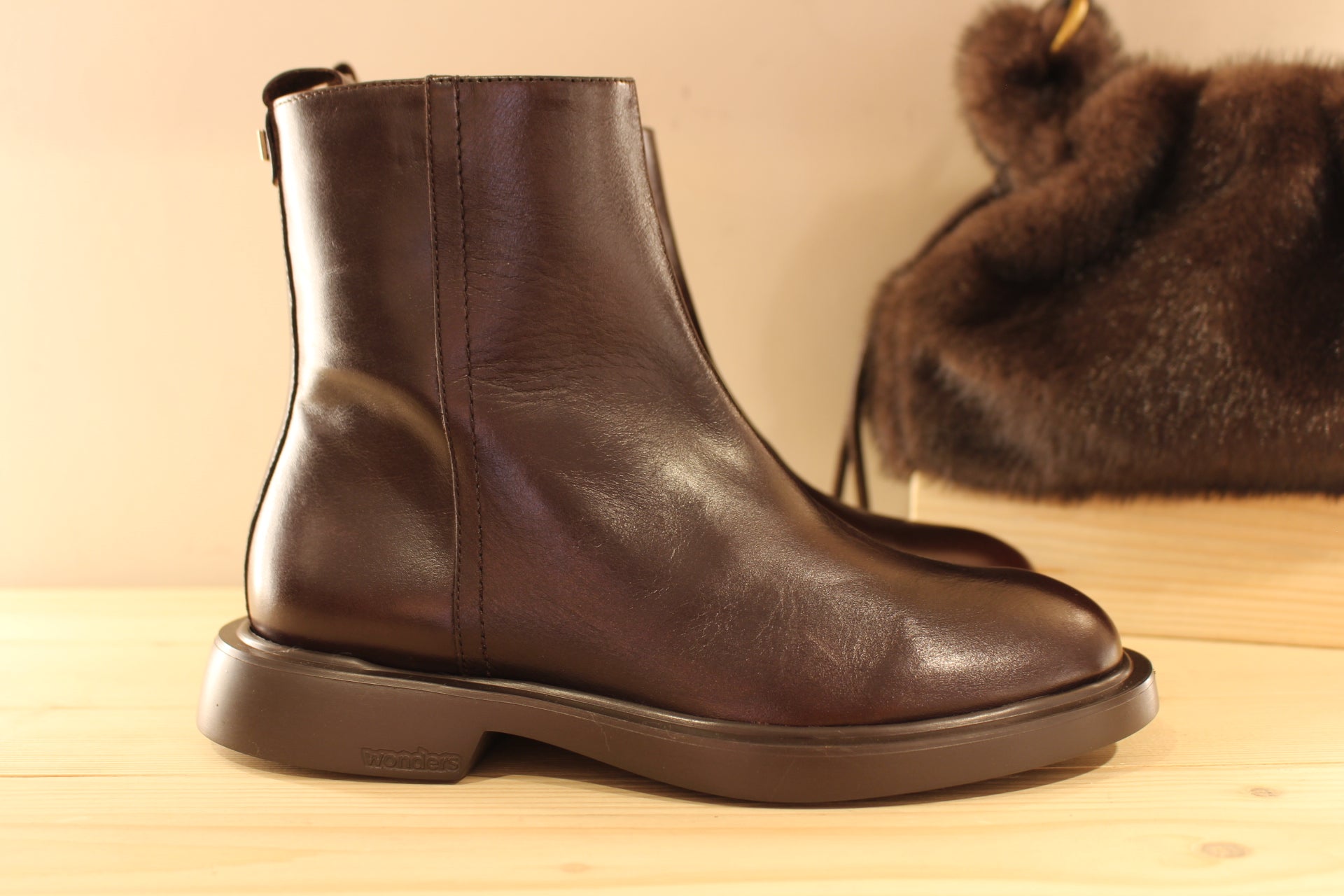 Bottines WONDERS en cuir lisse de couleur chocolat. Zip du côté interne. Chaussures doublées cuir et semelle interne amovible