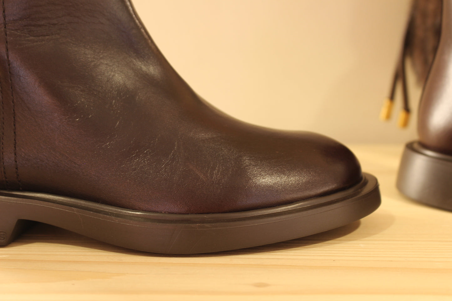 Bottines WONDERS en cuir lisse de couleur chocolat. Zip du côté interne. Chaussures doublées cuir et semelle interne amovible