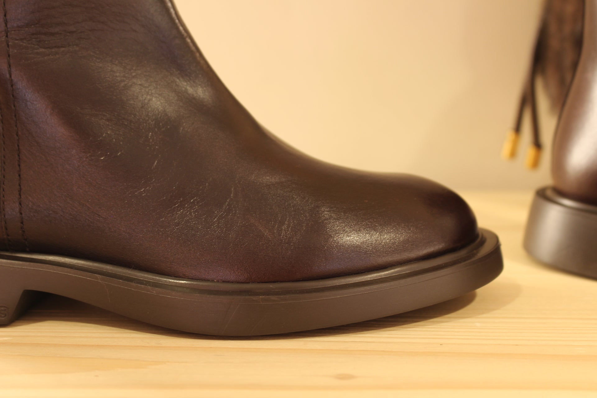 Bottines WONDERS en cuir lisse de couleur chocolat. Zip du côté interne. Chaussures doublées cuir et semelle interne amovible