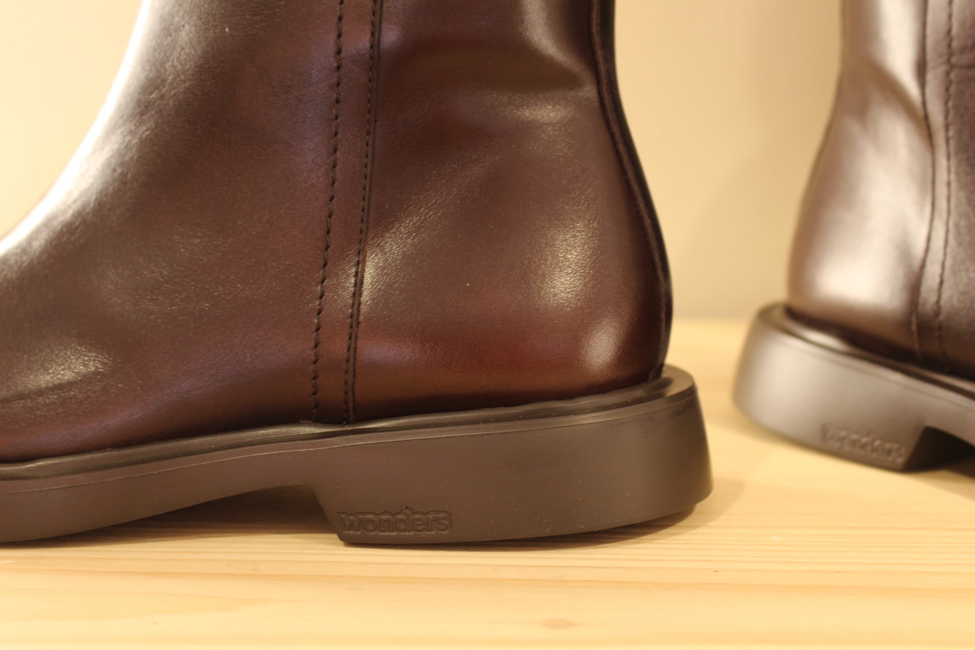 Bottines WONDERS en cuir lisse de couleur chocolat. Zip du côté interne. Chaussures doublées cuir et semelle interne amovible