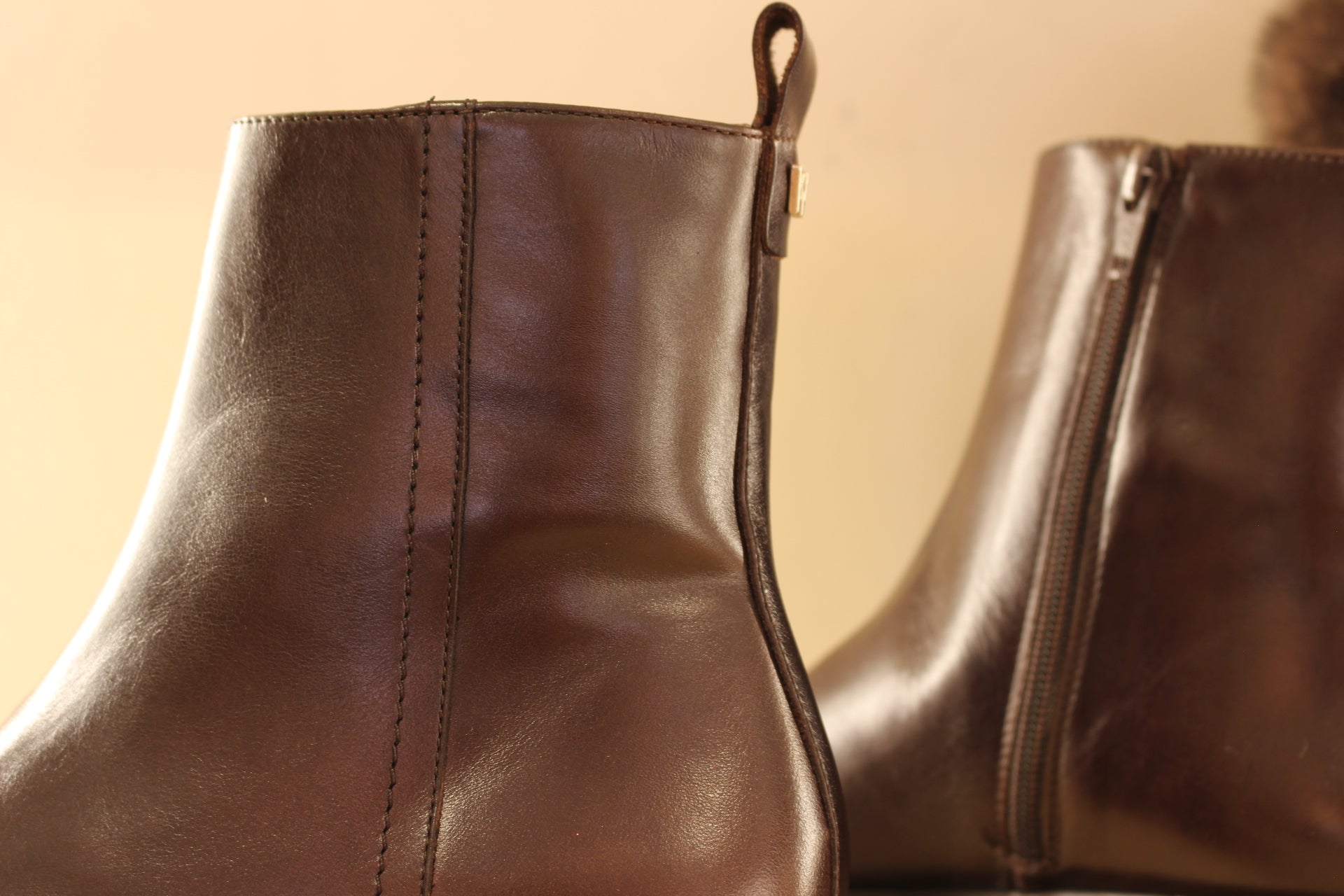 Bottines WONDERS en cuir lisse de couleur chocolat. Zip du côté interne. Chaussures doublées cuir et semelle interne amovible