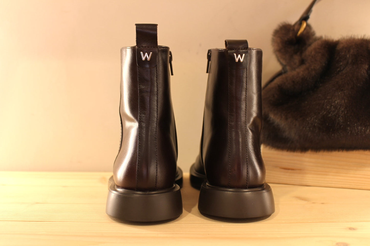 Bottines WONDERS en cuir lisse de couleur chocolat. Zip du côté interne. Chaussures doublées cuir et semelle interne amovible