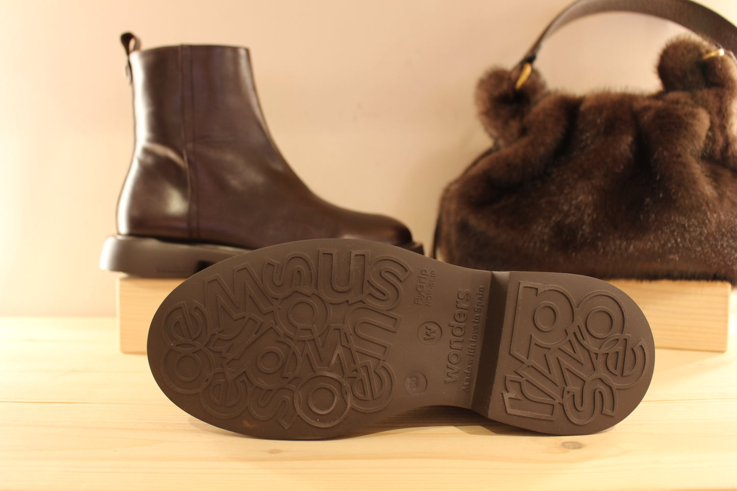 Bottines WONDERS en cuir lisse de couleur chocolat. Zip du côté interne. Chaussures doublées cuir et semelle interne amovible