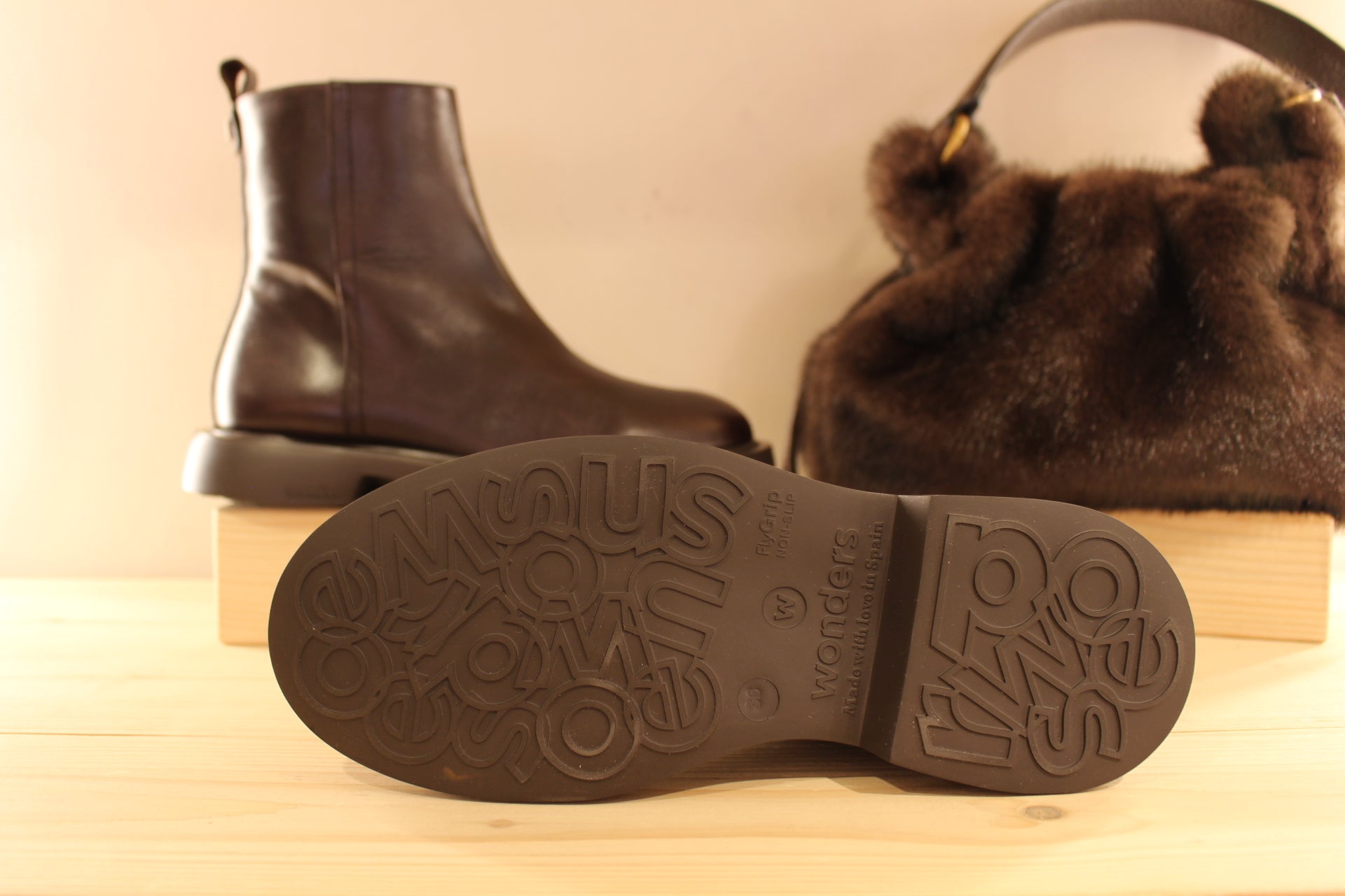 Bottines WONDERS en cuir lisse de couleur chocolat. Zip du côté interne. Chaussures doublées cuir et semelle interne amovible