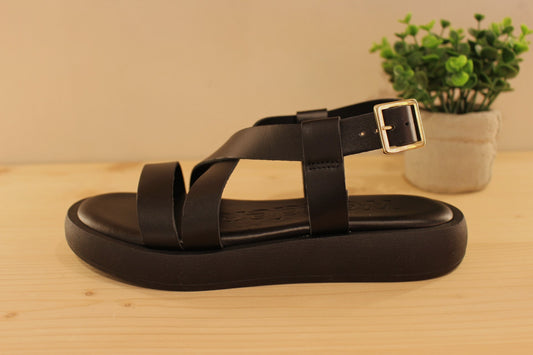 Sandale WONDERS en cuir de couleur noir. Serrage par boucle sur bride arrière