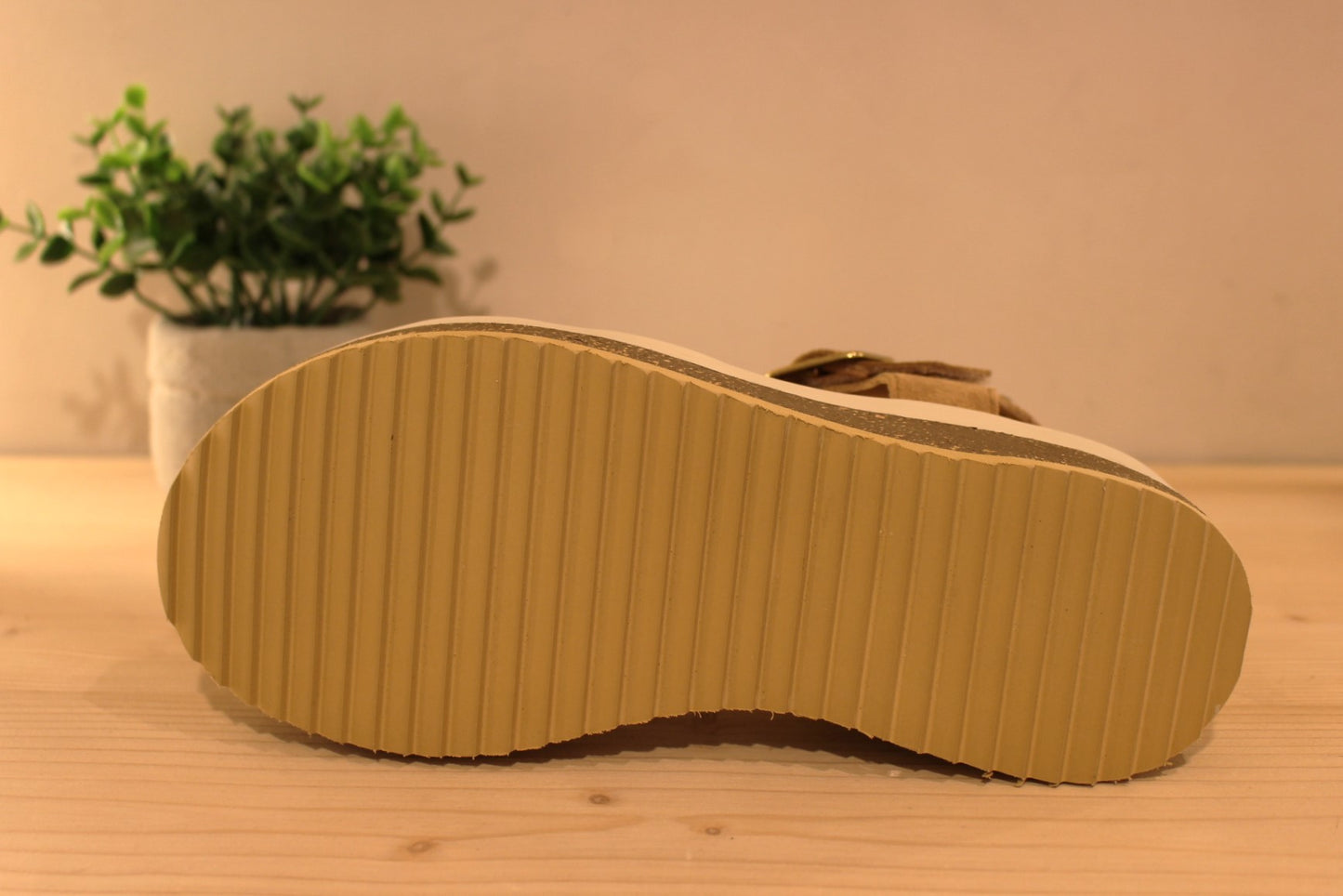 Sandale Panama Jack en cuir velours de couleur beige. Serrage par boucle sur bride coup de pied