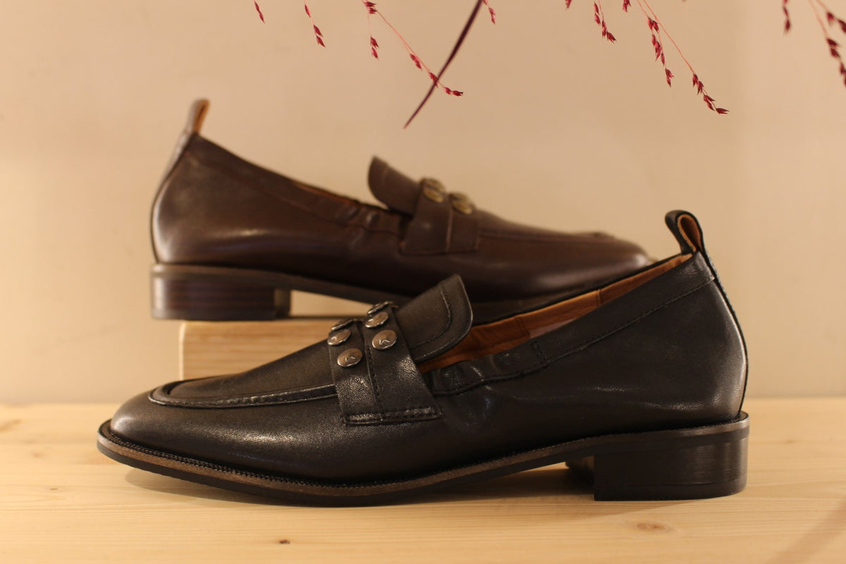 Mocassins Mamzelle en cuir de couleur noir ou moka. Habillage clous étoilés sur la barette coup de pied