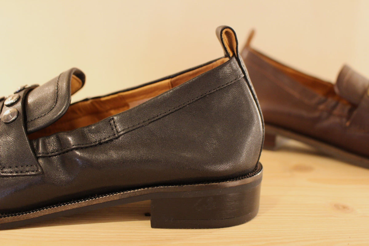 Mocassins Mamzelle en cuir de couleur noir ou moka. Habillage clous étoilés sur la barette coup de pied