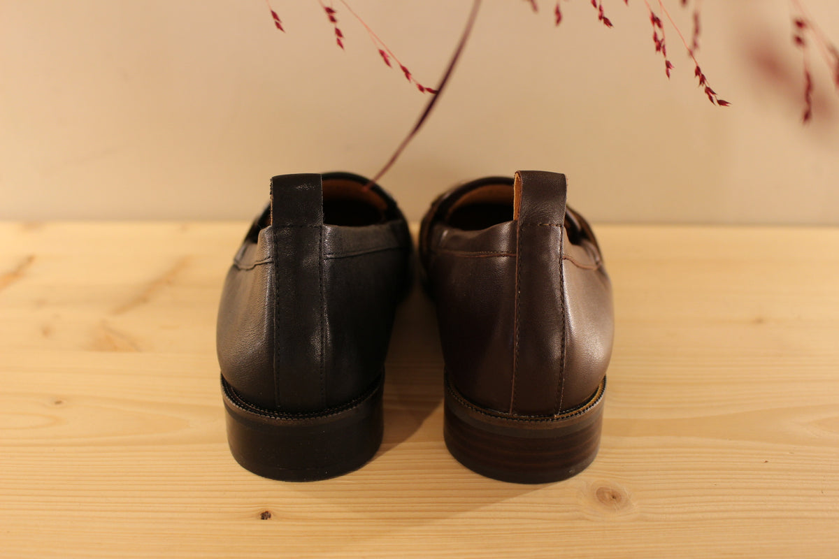 Mocassins Mamzelle en cuir de couleur noir ou moka. Habillage clous étoilés sur la barette coup de pied