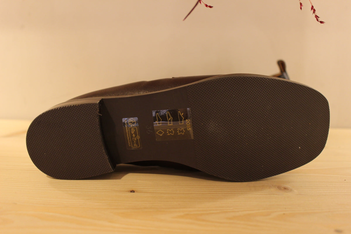 Mocassins Mamzelle en cuir de couleur noir ou moka. Habillage clous étoilés sur la barette coup de pied