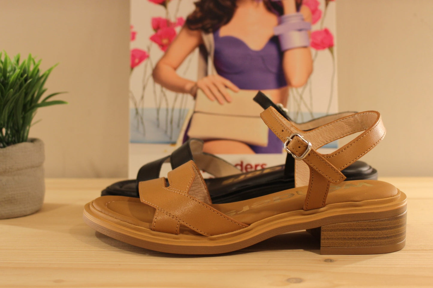 Chaussures WONDERS - B-9610. Fabrication espagnole. Sandale en cuir de couleur noir ou couleur naturelle (cuir). Serrage par boucle sur bride coup de pied. Chaussures doublées cuir.
