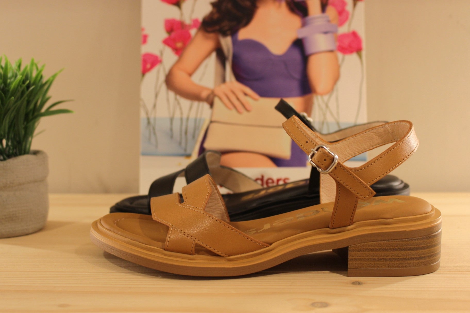 Chaussures WONDERS - B-9610. Fabrication espagnole. Sandale en cuir de couleur noir ou couleur naturelle (cuir). Serrage par boucle sur bride coup de pied. Chaussures doublées cuir.