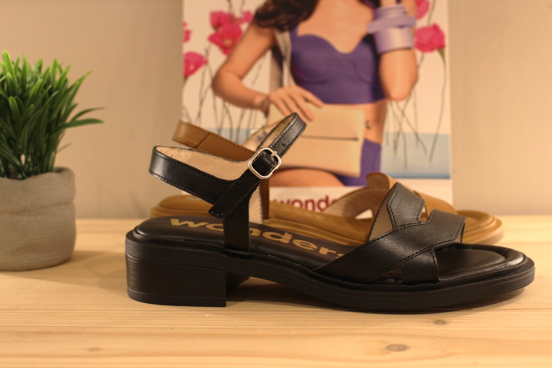 Chaussures WONDERS - B-9610. Fabrication espagnole. Sandale en cuir de couleur noir ou couleur naturelle (cuir). Serrage par boucle sur bride coup de pied. Chaussures doublées cuir.
