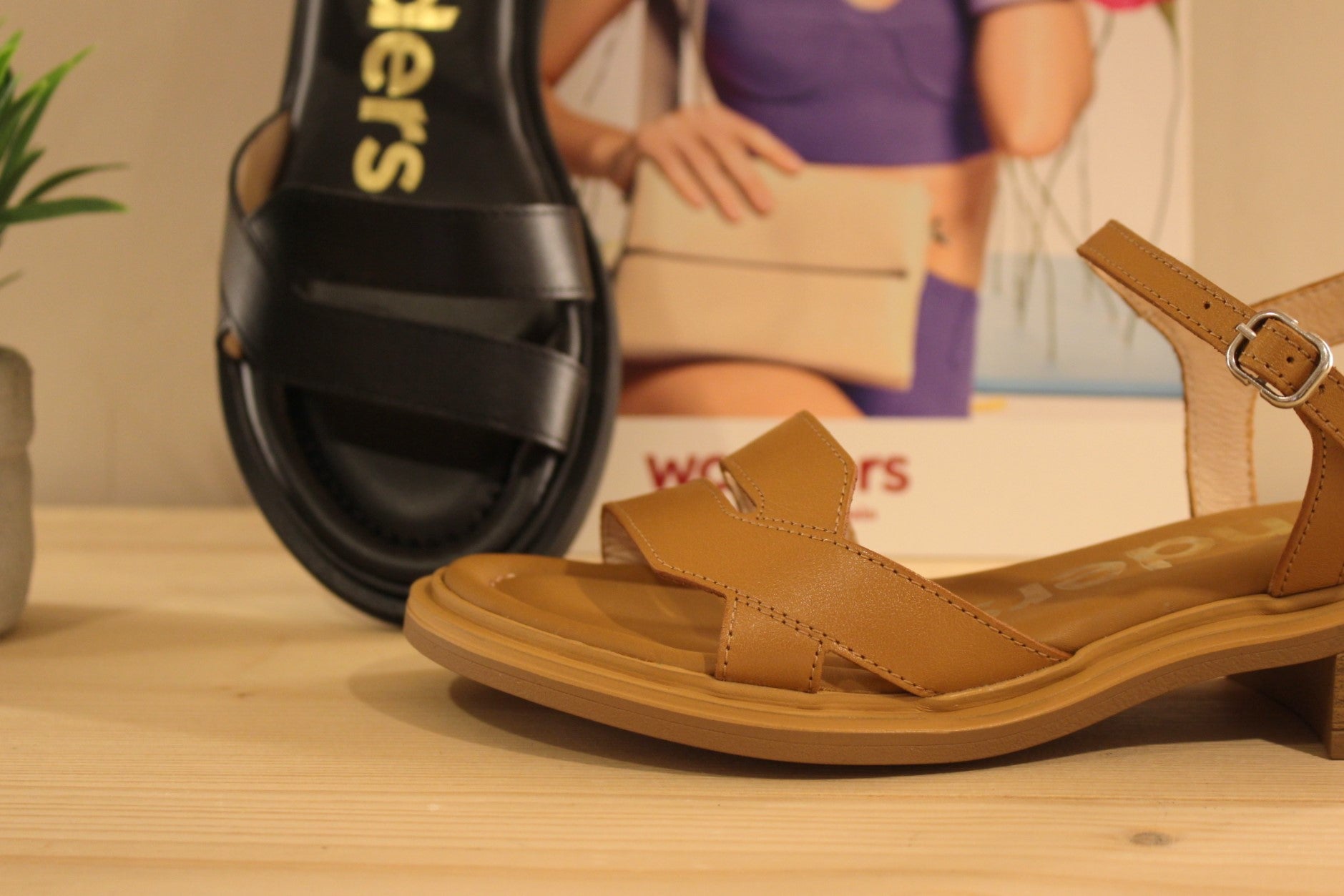 Chaussures WONDERS - B-9610. Fabrication espagnole. Sandale en cuir de couleur noir ou couleur naturelle (cuir). Serrage par boucle sur bride coup de pied. Chaussures doublées cuir.