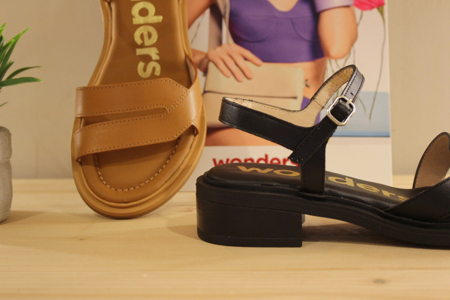 Chaussures WONDERS - B-9610. Fabrication espagnole. Sandale en cuir de couleur noir ou couleur naturelle (cuir). Serrage par boucle sur bride coup de pied. Chaussures doublées cuir.
