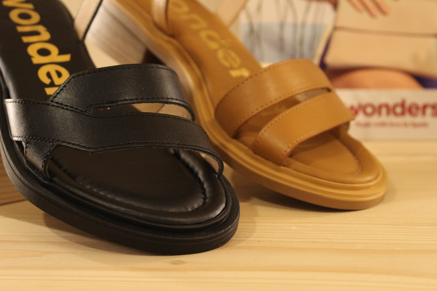 Chaussures WONDERS - B-9610. Fabrication espagnole. Sandale en cuir de couleur noir ou couleur naturelle (cuir). Serrage par boucle sur bride coup de pied. Chaussures doublées cuir.