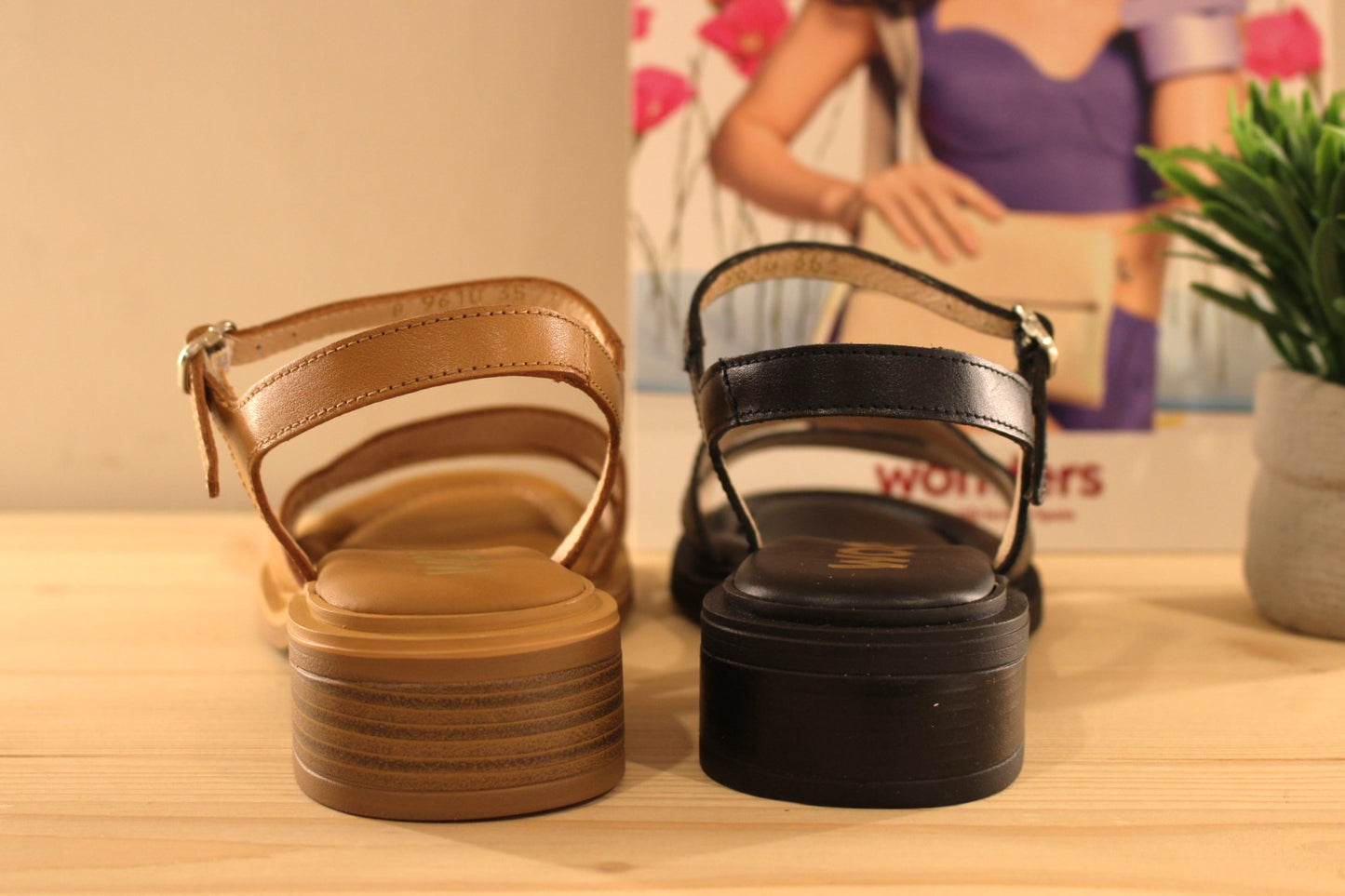 Chaussures WONDERS - B-9610. Fabrication espagnole. Sandale en cuir de couleur noir ou couleur naturelle (cuir). Serrage par boucle sur bride coup de pied. Chaussures doublées cuir.