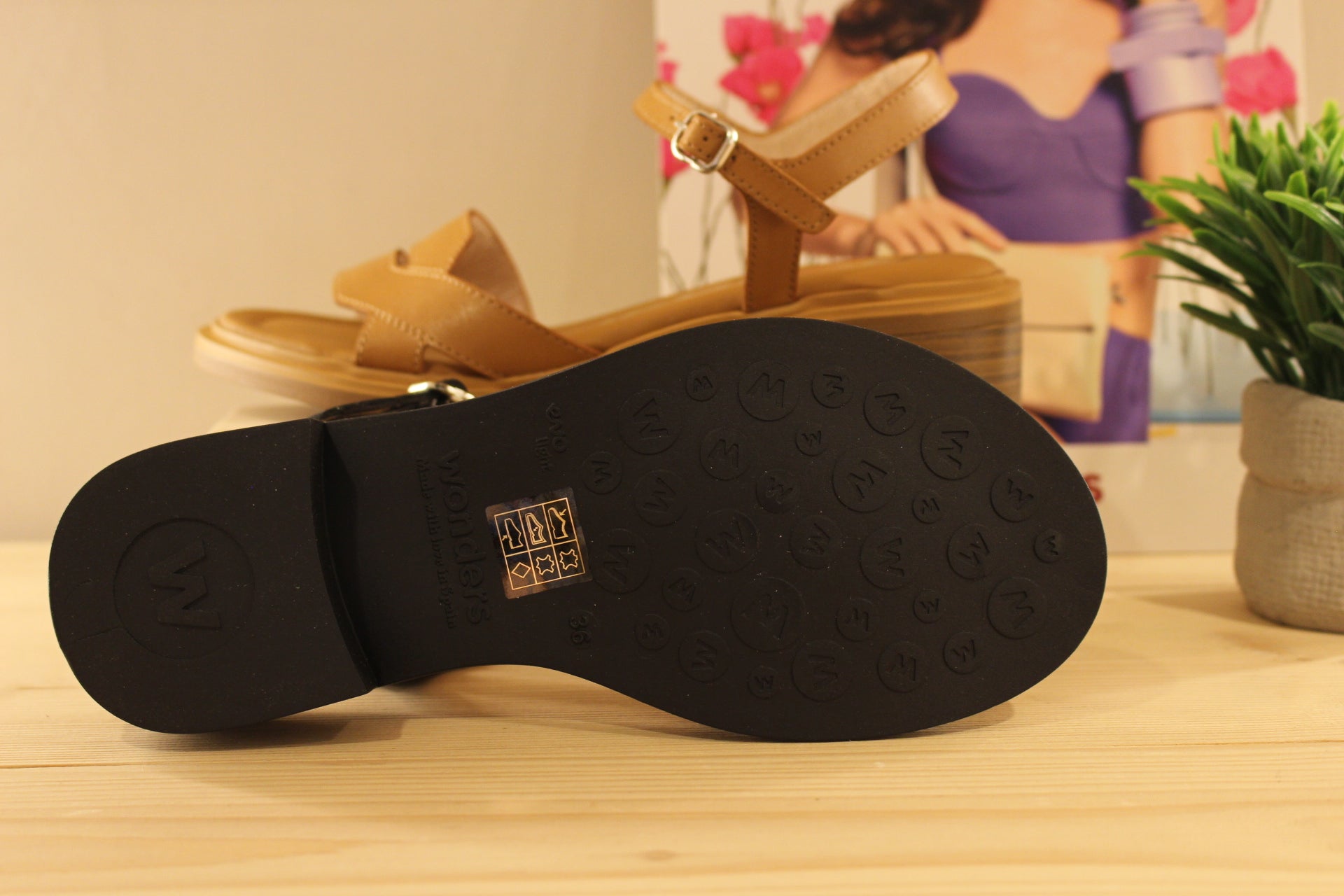 Chaussures WONDERS - B-9610. Fabrication espagnole. Sandale en cuir de couleur noir ou couleur naturelle (cuir). Serrage par boucle sur bride coup de pied. Chaussures doublées cuir.