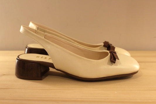 Trotteur HISPANITAS en cuir de couleur butter (créme) avec un noeud élégant en cuir marron. Arrière ouvert.