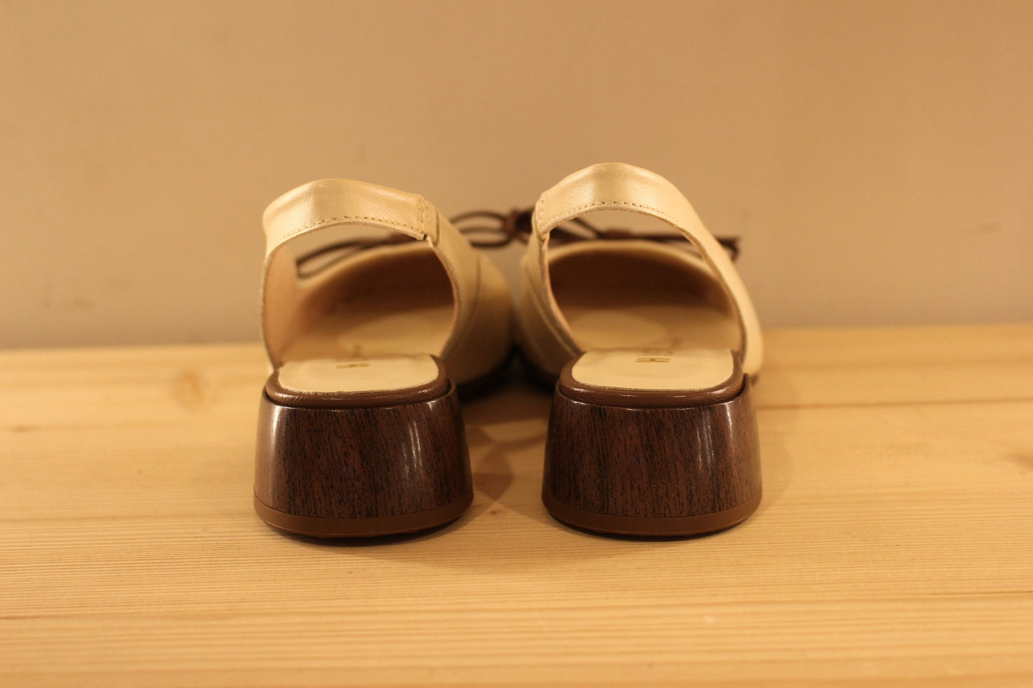 Trotteur HISPANITAS en cuir de couleur butter (créme) avec un noeud élégant en cuir marron. Arrière ouvert.