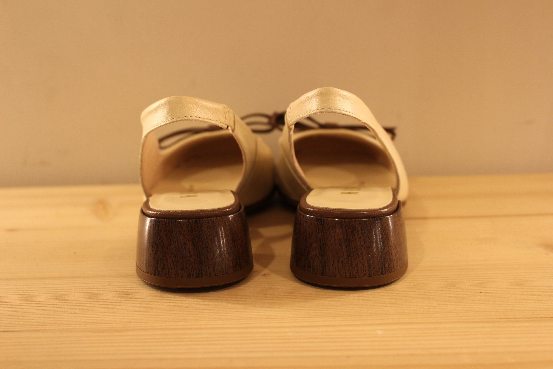 Trotteur HISPANITAS en cuir de couleur butter (créme) avec un noeud élégant en cuir marron. Arrière ouvert.