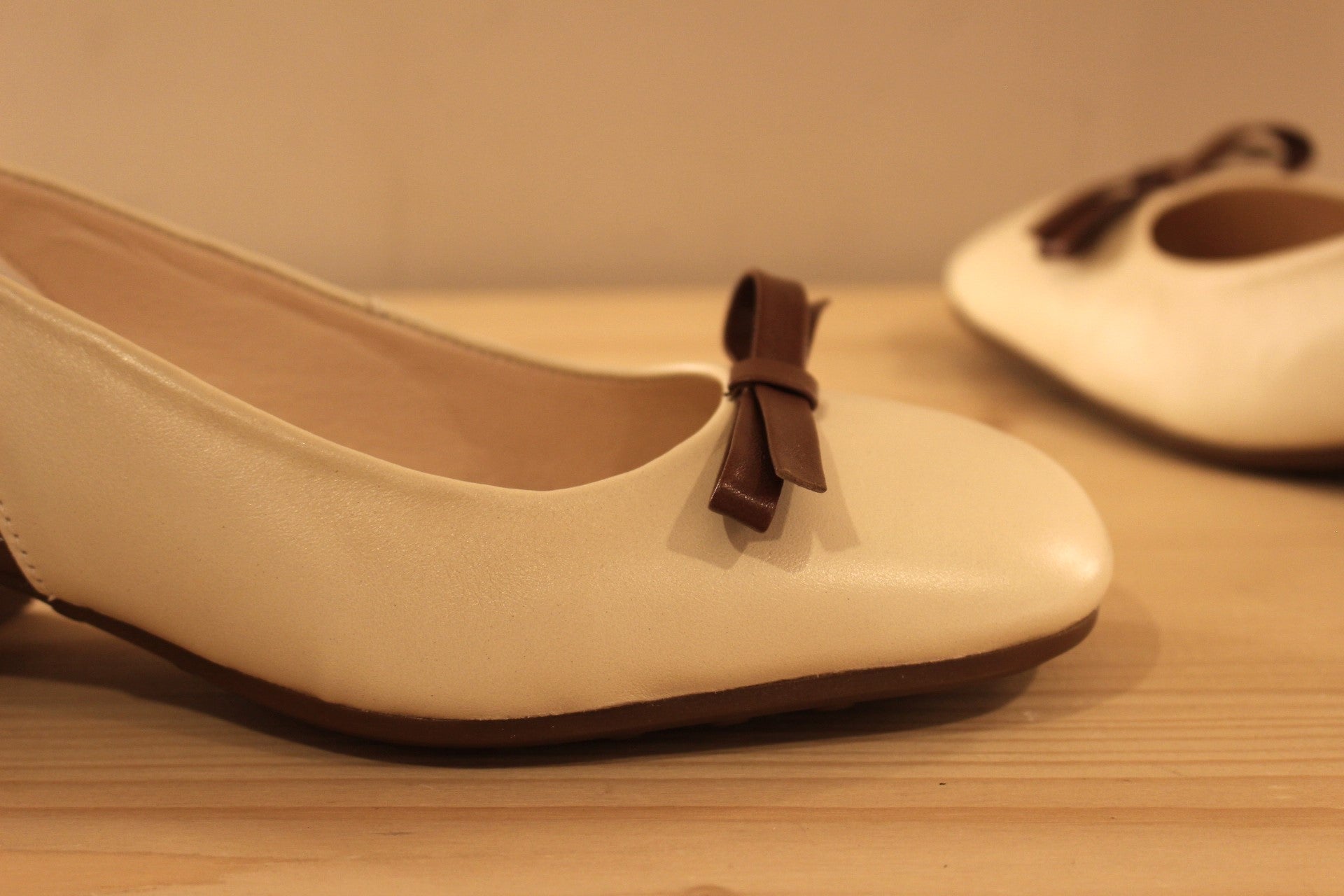 Trotteur HISPANITAS en cuir de couleur butter (créme) avec un noeud élégant en cuir marron. Arrière ouvert.