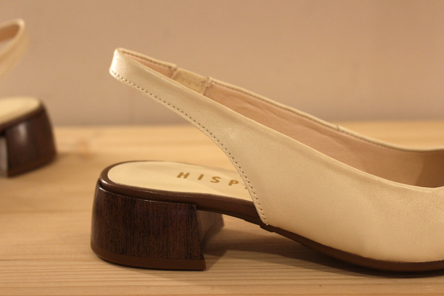 Trotteur HISPANITAS en cuir de couleur butter (créme) avec un noeud élégant en cuir marron. Arrière ouvert.