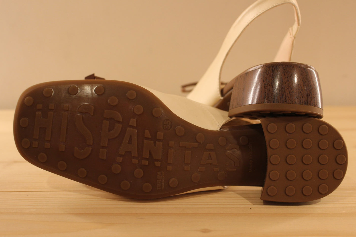 Trotteur HISPANITAS en cuir de couleur butter (créme) avec un noeud élégant en cuir marron. Arrière ouvert.