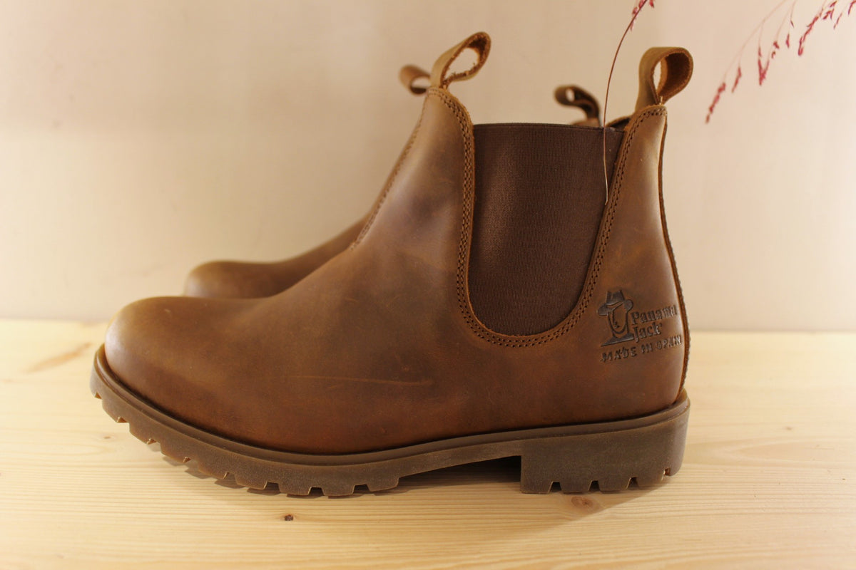 Chelsea Panama Jack pour hommes en cuir gras de couleur cuir. Cuir traité waterproof. Bottines doublées cuir et semelle interne amovible.