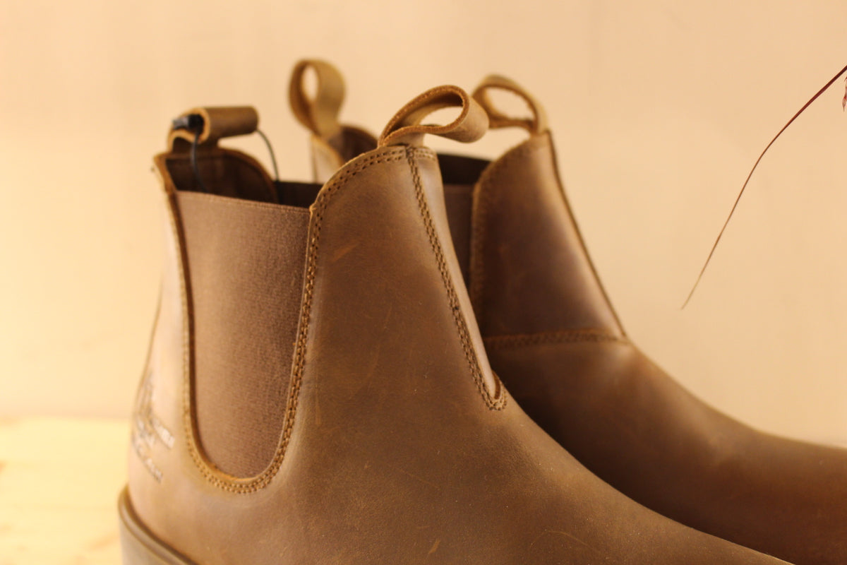 Chelsea Panama Jack pour hommes en cuir gras de couleur cuir. Cuir traité waterproof. Bottines doublées cuir et semelle interne amovible.