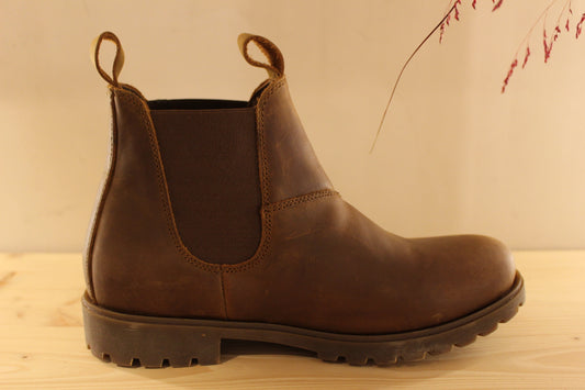Chelsea Panama Jack pour hommes en cuir gras de couleur cuir. Cuir traité waterproof. Bottines doublées cuir et semelle interne amovible.