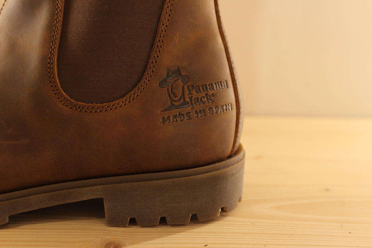 Chelsea Panama Jack pour hommes en cuir gras de couleur cuir. Cuir traité waterproof. Bottines doublées cuir et semelle interne amovible.