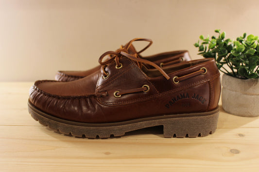 PANAMA JACK Fabrication espagnole. Chaussures bateau en cuir de couleur cognac. Serra lacet en cuir ton sur ton