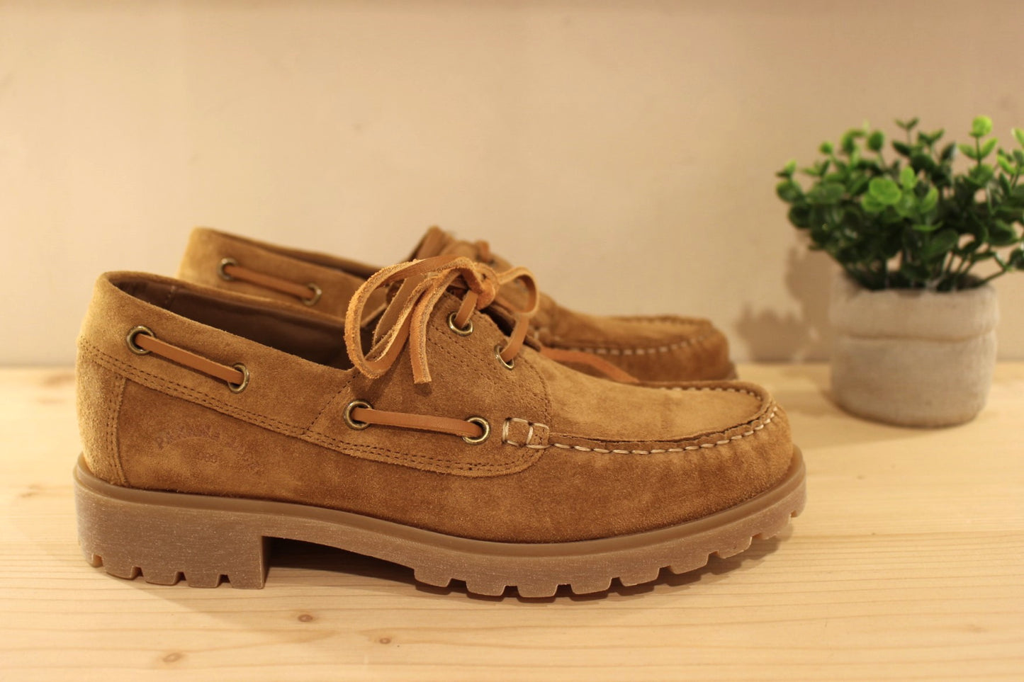 Chaussures bateau femme en cuir velours de couleur cuero. Serrage lacets en cuir ton sur ton. Semelle interne amovible PANAMA JACK