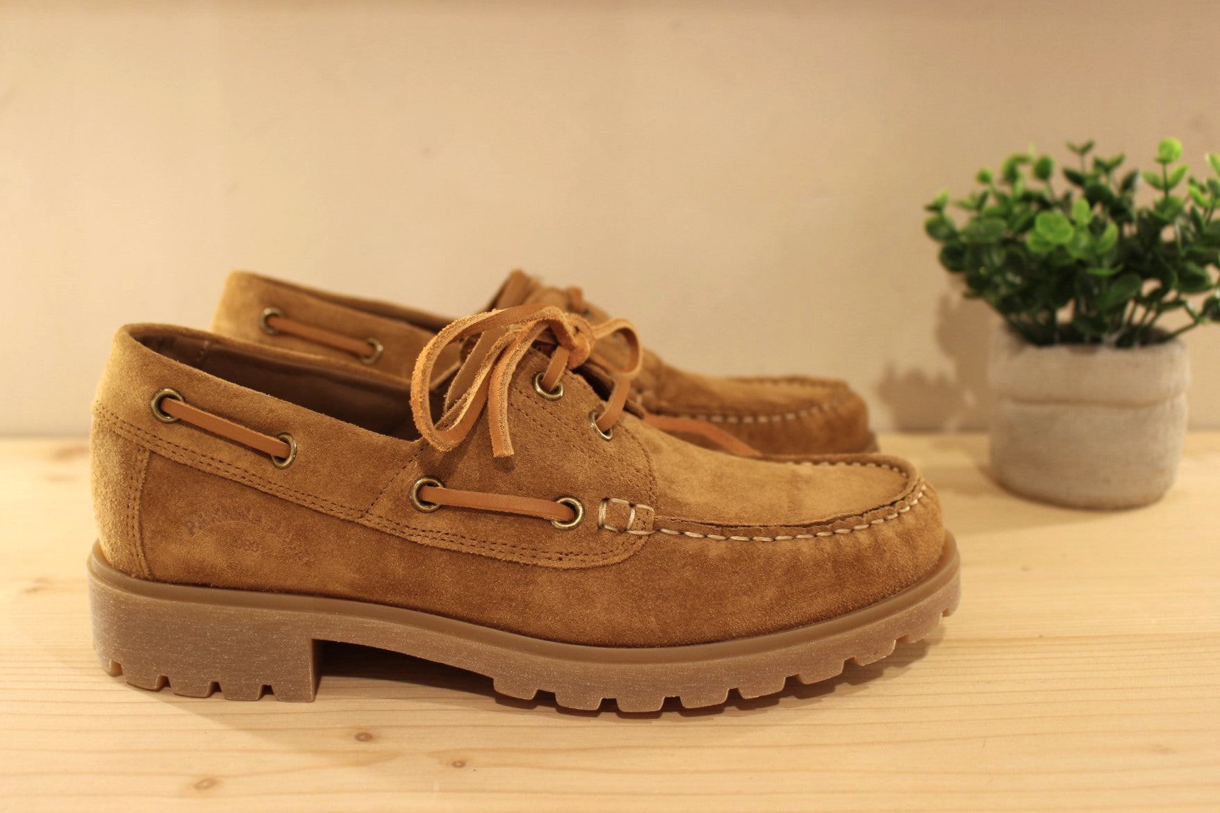 Chaussures bateau femme en cuir velours de couleur cuero. Serrage lacets en cuir ton sur ton. Semelle interne amovible PANAMA JACK