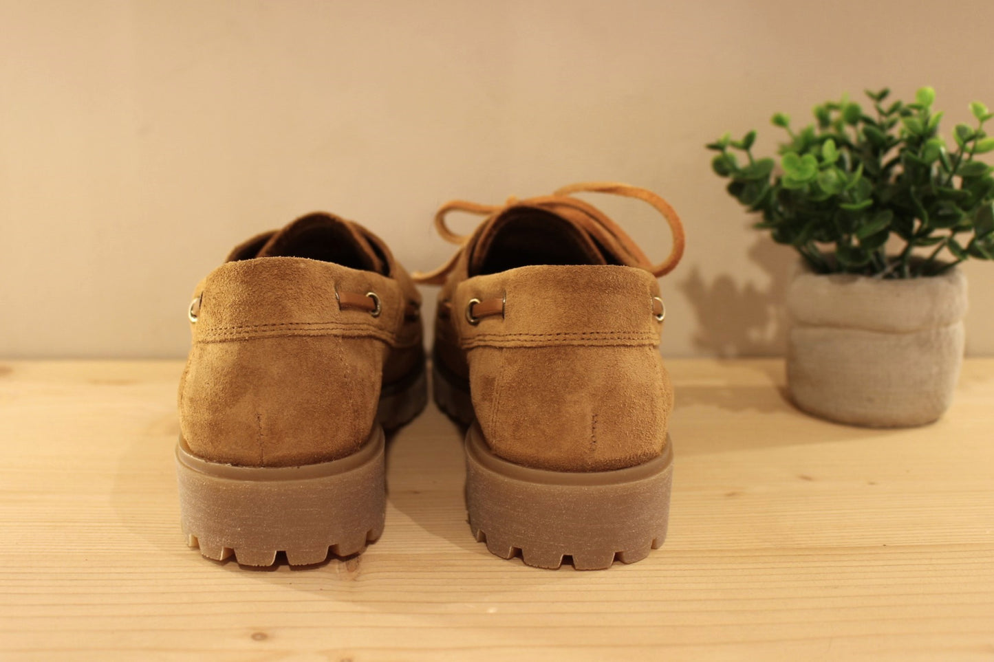 Chaussures bateau femme en cuir velours de couleur cuero. Serrage lacets en cuir ton sur ton. Semelle interne amovible PANAMA JACK