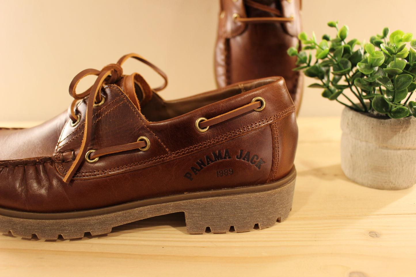 PANAMA JACK Fabrication espagnole. Chaussures bateau en cuir de couleur cognac. Serra lacet en cuir ton sur ton