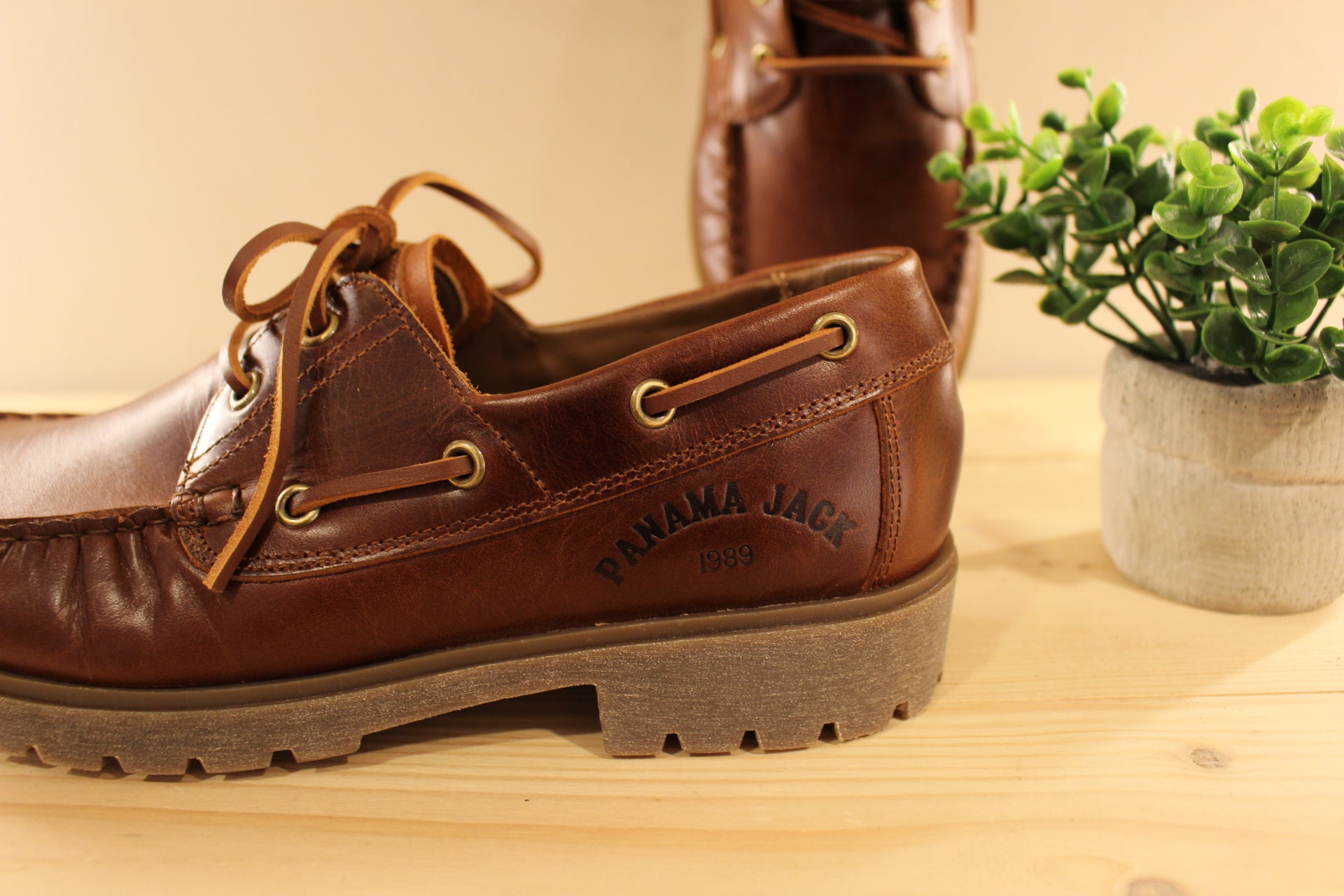 PANAMA JACK Fabrication espagnole. Chaussures bateau en cuir de couleur cognac. Serra lacet en cuir ton sur ton