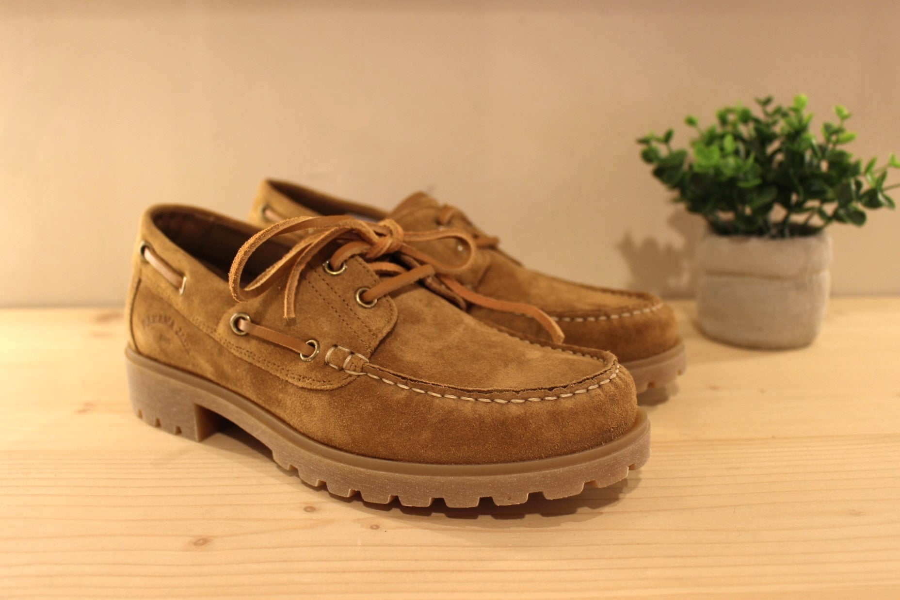 Chaussures bateau femme en cuir velours de couleur cuero. Serrage lacets en cuir ton sur ton. Semelle interne amovible PANAMA JACK