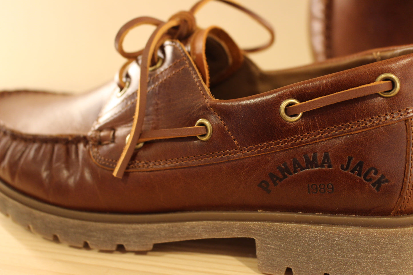 PANAMA JACK Fabrication espagnole. Chaussures bateau en cuir de couleur cognac. Serra lacet en cuir ton sur ton