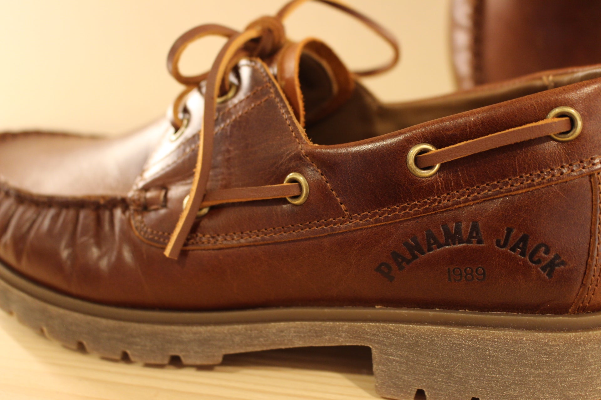 PANAMA JACK Fabrication espagnole. Chaussures bateau en cuir de couleur cognac. Serra lacet en cuir ton sur ton