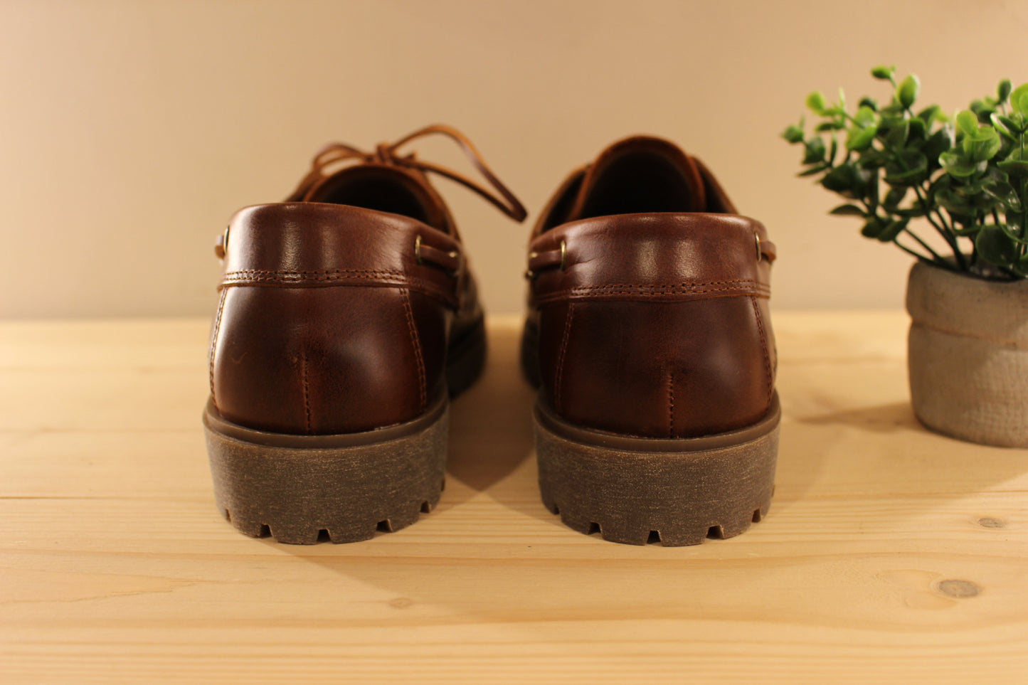 PANAMA JACK Fabrication espagnole. Chaussures bateau en cuir de couleur cognac. Serra lacet en cuir ton sur ton