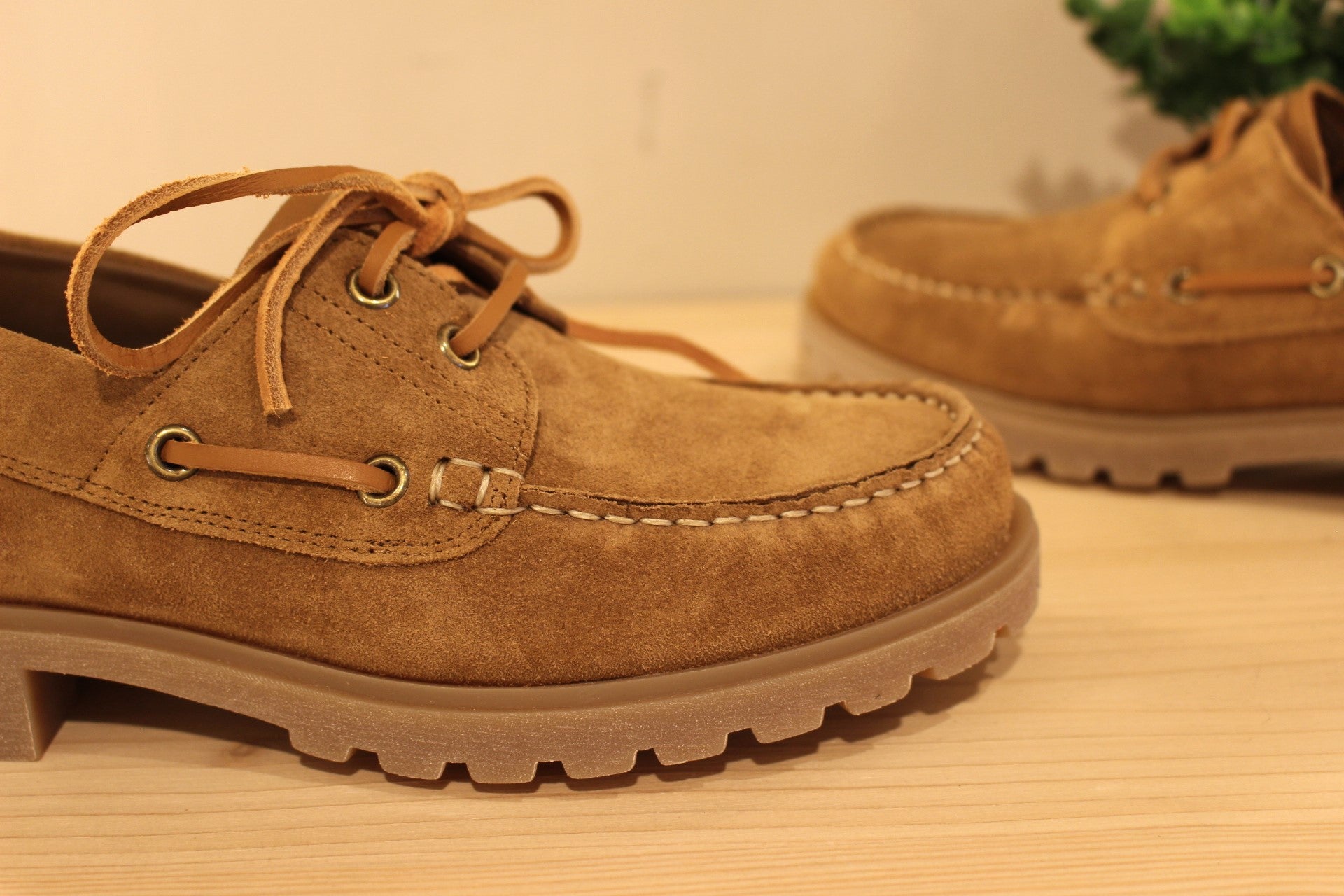 Chaussures bateau femme en cuir velours de couleur cuero. Serrage lacets en cuir ton sur ton. Semelle interne amovible PANAMA JACK