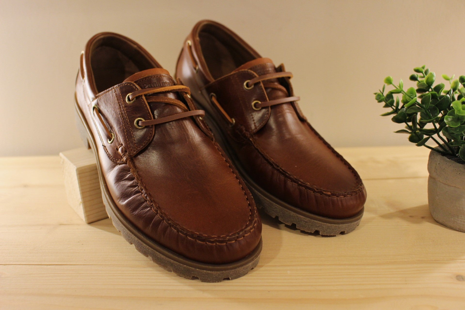 PANAMA JACK Fabrication espagnole. Chaussures bateau en cuir de couleur cognac. Serra lacet en cuir ton sur ton