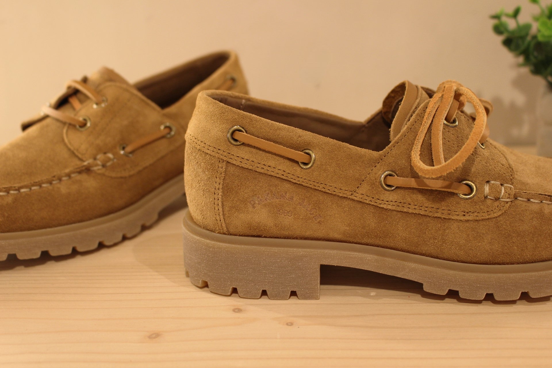 Chaussures bateau femme en cuir velours de couleur cuero. Serrage lacets en cuir ton sur ton. Semelle interne amovible PANAMA JACK