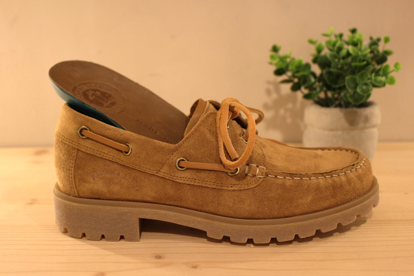 Chaussures bateau femme en cuir velours de couleur cuero. Serrage lacets en cuir ton sur ton. Semelle interne amovible PANAMA JACK